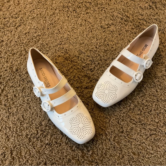 New with Box~Mod Shoes “Pippa” White Patent Leather Flat, Double Straps, Flower - Picture 2 of 12
